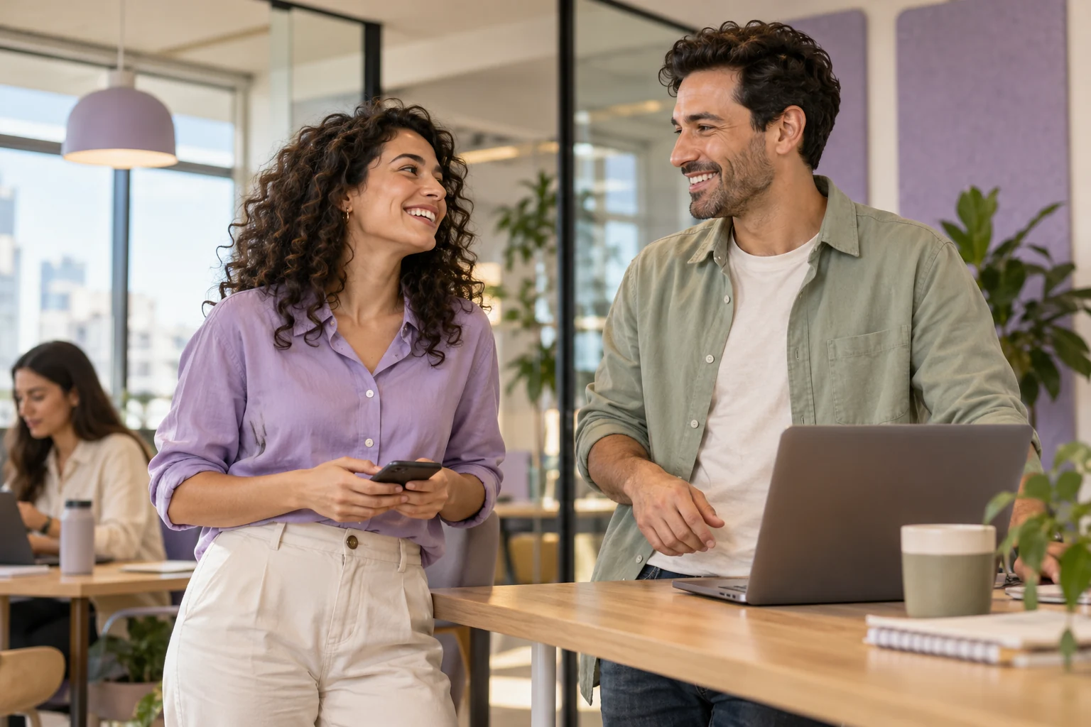Compañeros compartiendo ideas con una actitud distendida en un espacio de trabajo moderno